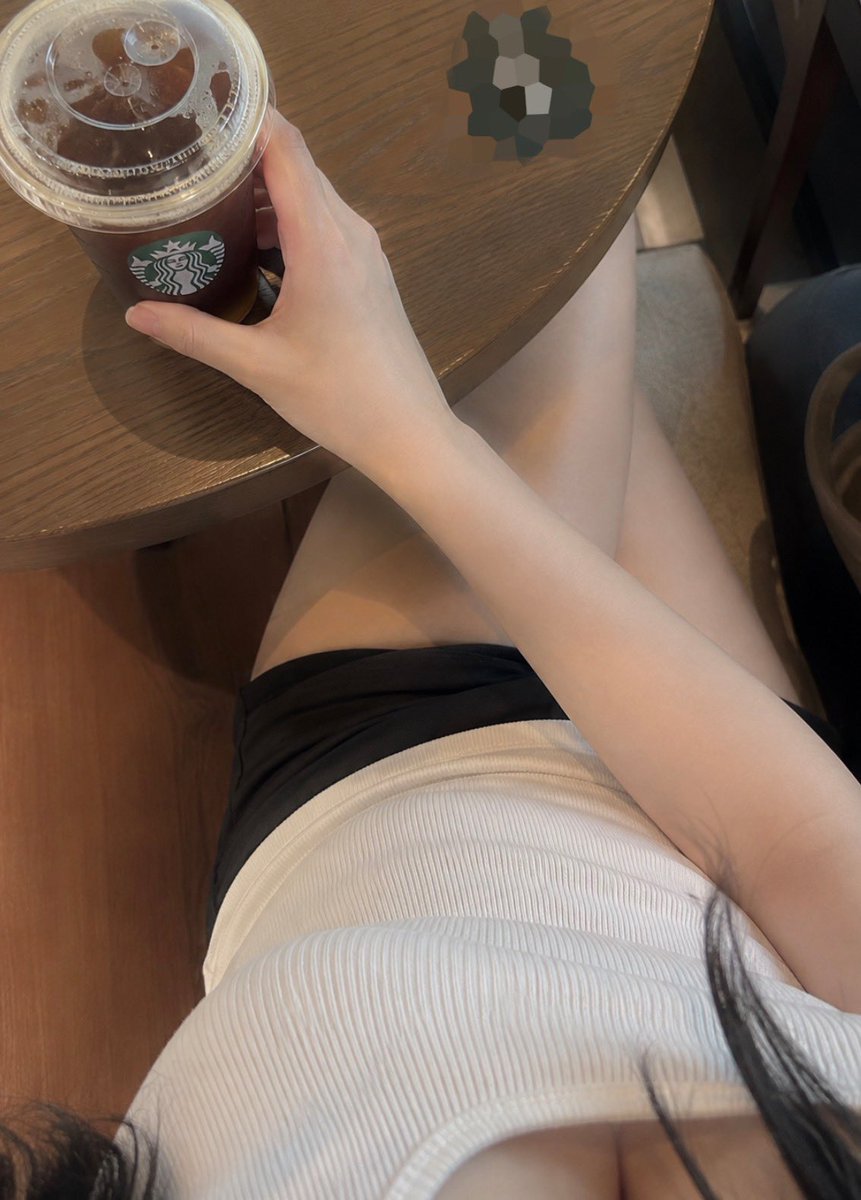 yunaaa072's tweet photo. 暑いからスタバで涼みにきたよ🫠
こういうアングル初めて撮ったんだけどどうかな？ https://t.co/YN7GdrLWie