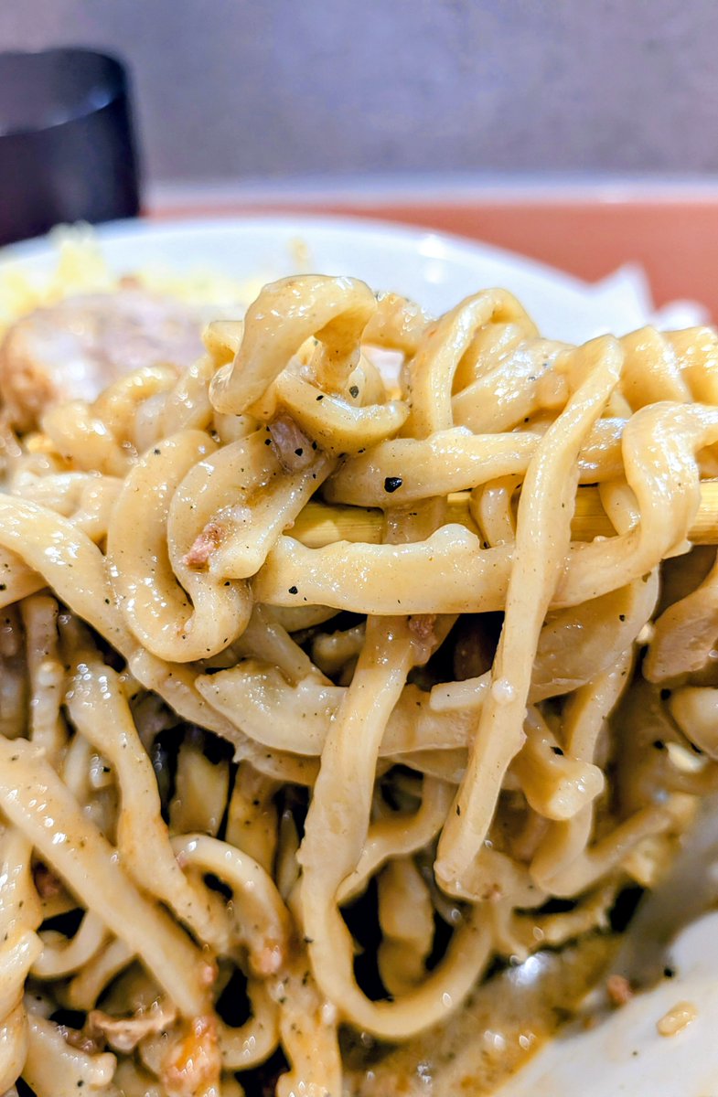 WXsDzBgIV8Ptyrn's tweet photo. 8/22THE SUN COMEN
限定冷やし黒胡麻ブラック担々麺400全マシうずら

2日連続訪問
冷やし黒胡麻ブラック担々麺提供されてました
そんなに辛くなく旨味たっぷりの辛肉味噌と黒胡麻ダレがいい相性
冷水で締めた麺にそのタレが絡みまくり堪らなく美味しい
豚も極厚ヤワヤワ
美味しかったー
ご馳走様でした https://t.co/6TJnrl33zl