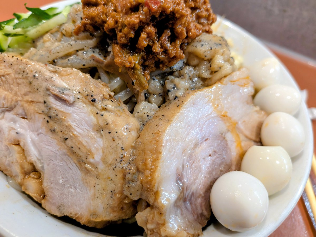WXsDzBgIV8Ptyrn's tweet photo. 8/22THE SUN COMEN
限定冷やし黒胡麻ブラック担々麺400全マシうずら

2日連続訪問
冷やし黒胡麻ブラック担々麺提供されてました
そんなに辛くなく旨味たっぷりの辛肉味噌と黒胡麻ダレがいい相性
冷水で締めた麺にそのタレが絡みまくり堪らなく美味しい
豚も極厚ヤワヤワ
美味しかったー
ご馳走様でした https://t.co/6TJnrl33zl