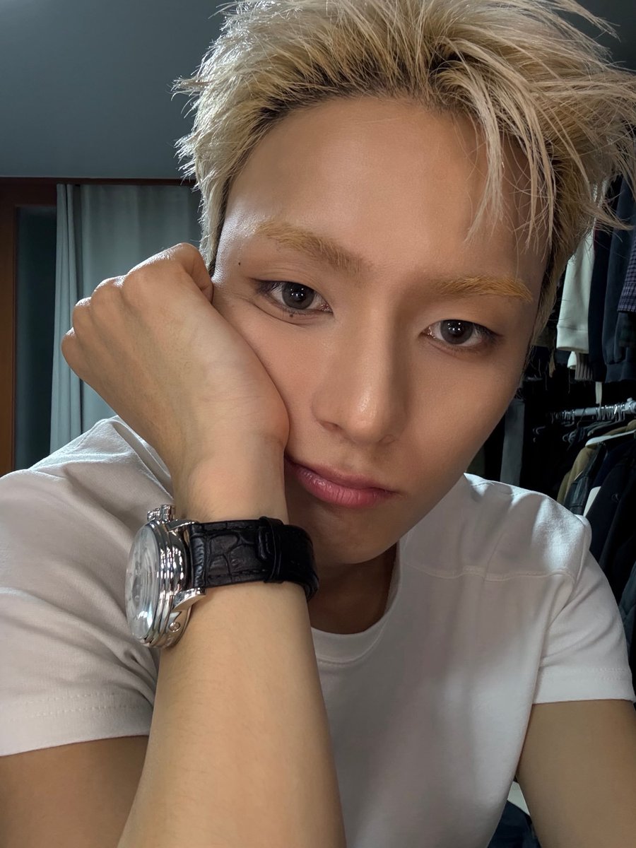 wanderingjooy's tweet photo. straight out of grindr profile https://t.co/pkGxb5oD8E