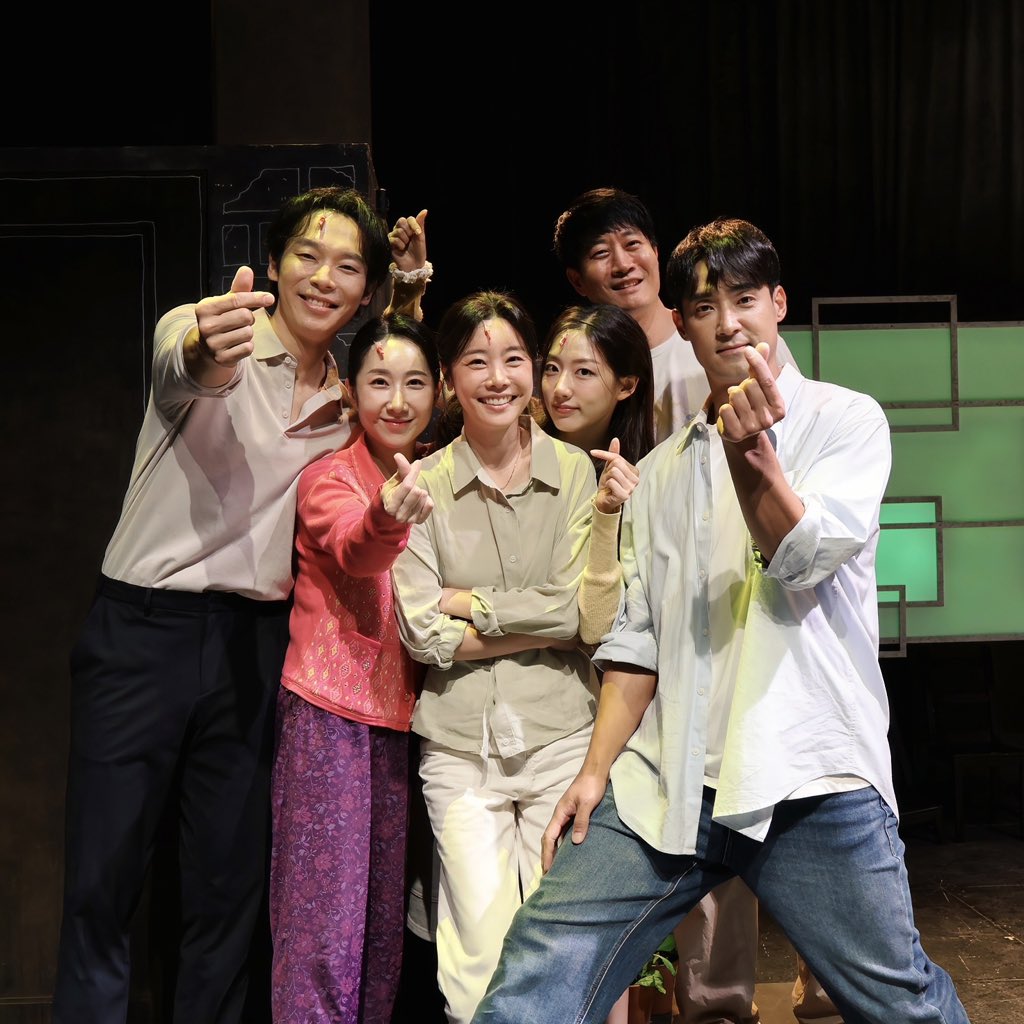 theater_ganda's tweet photo. 💐연극 <꽃, 별이 지나> ⠀
#꽃별이지나 #막공페어사진

✿ 양경원 ✿ 배우의 마지막 공연을 무사히 마쳤습니다. 

경원 정후와의 여행을 함께 해주셔서 감사합니다.

내일까지 이어지는 따뜻하고 아름다운 이야기, 
마지막까지 많은 관심 부탁드립니다!

-
💐연극 <꽃, 별이 지나>
기간: 2026.06.16(화) ~ 2026.08.23(일)
장소: NOL 서경스퀘어 스콘 1관 
⠀ ⠀ ⠀
#공연배달서비스간다 #공연예술창작주체