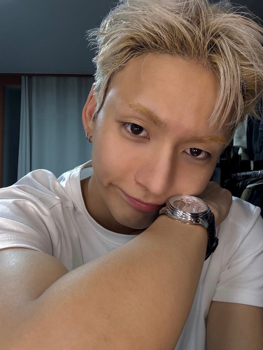 wanderingjooy's tweet photo. straight out of grindr profile https://t.co/pkGxb5oD8E