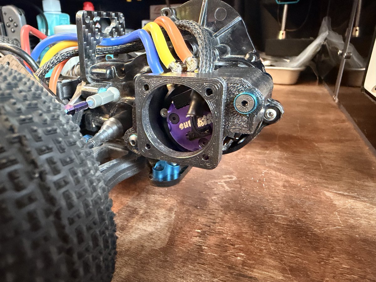 York1297188's tweet photo. DTのギヤボックス用のブラシレス対応ファンマウントを試作。
細かいとこを色々と詰めないといけないけど、大体はいい感じ😁
本番用は材質何にしようかなぁ。クリアのPETGとかも面白いかも??
#DT07D https://t.co/SV4qZuGMWH
