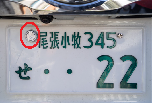 alfaspider1998's tweet photo. テスラの封印間違いを説明するために使った写真について説明します。長い文章ですが、正しい理解をいただくために書いています。

この尾張小牧ナンバー＆封印「大阪」の車両は盗難車の30アルファードです。（本来は尾張小牧ナンバーなので愛知県の封印がついてないとダメなのです）

令和5年12月に大阪で盗難されました。その後、目玉抜き作業（車台番号を20アルファードに張り替え。その時にナンバーもその20アルファードについていたものに付け替え）をして、メルカリを通じて販売されていました。

盗難車だとは知らずに買ったオーナーが盗難車かも？ということに気づいて、私とオーナーさんとで近所のトヨタディーラーにいって事情を説明して、OBD診断機あててもらって、本当の車台番号を確認してもらいました。その車台番号をもって運輸支局で登録証明とったところ、ばっちり！盗難車であることがわかりました。すでに、保険会社から盗難被害者には車両保険が支払われていました

KENZOチームと一緒にこのアルファード代金を奪還しに神戸にいったときの動画です。
封印違いについて冒頭で説明しています

ご興味ある方ぜひ　2:00～
https://t.co/nOQnBbXiWd