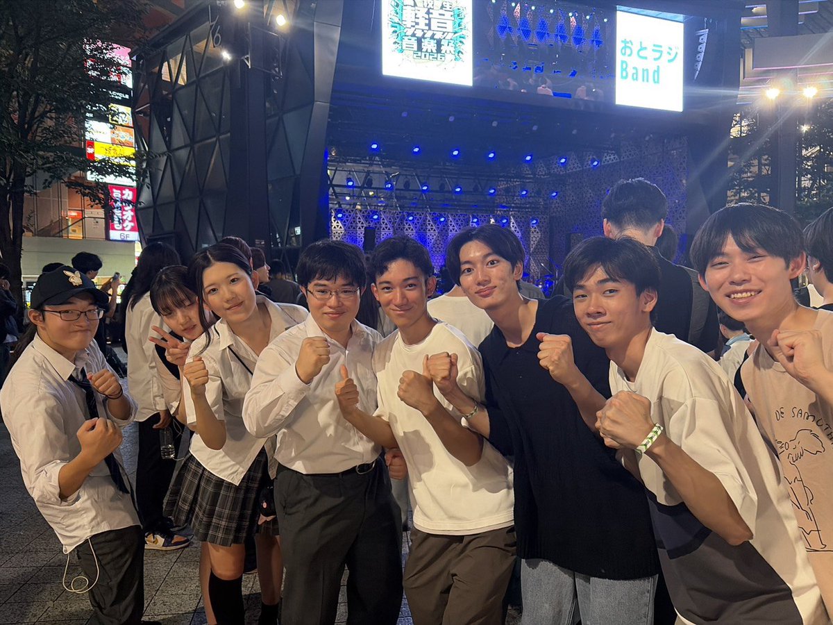 syou_drums0611's tweet photo. おとラジ音楽祭めっちゃ楽しかった！
友達もいっぱい来てくれたし
まどろみとか人面葬とかにも会えてよかった！

うちのキーボとおゆゆの連弾がすごすぎてもはや引いてしまった
もうバン���組めよ…

またみんなとライブやりてぇな……

 #おとラジ
 #高校生軽音グランプリ音楽祭 https://t.co/sgrlsi8kt1