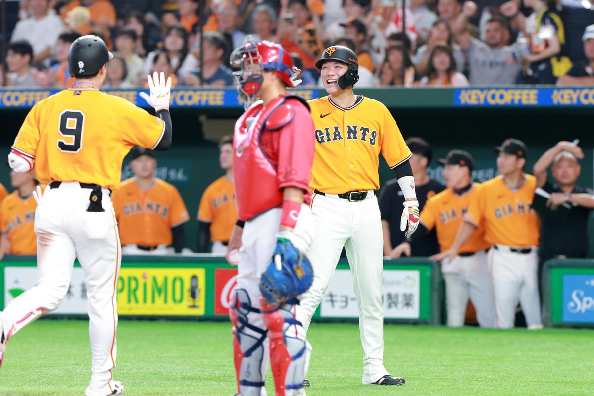 sanspo_giants's tweet photo. 【🔥#熱闘撮って出し🔥】　
#坂本勇人 選手は松本選手の先制2ランで生還。チーム内で流行している「おさるポーズ」も🐒（撮影・長尾みなみ）

#巨人 #ジャイアンツ #giants #サンスポ https://t.co/poN53AwIbs