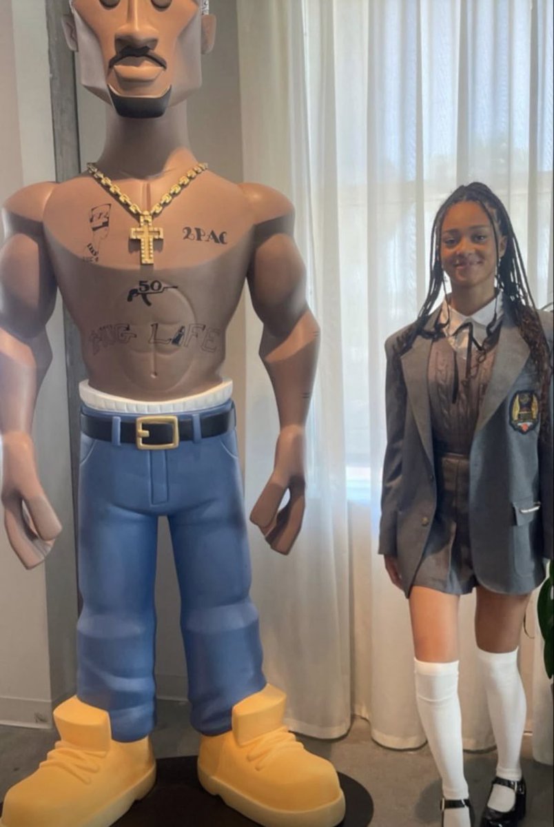 slvtslesbean's tweet photo. 2 years since Manon stood next to Tupac 

Im late https://t.co/L8sCEwpH8r