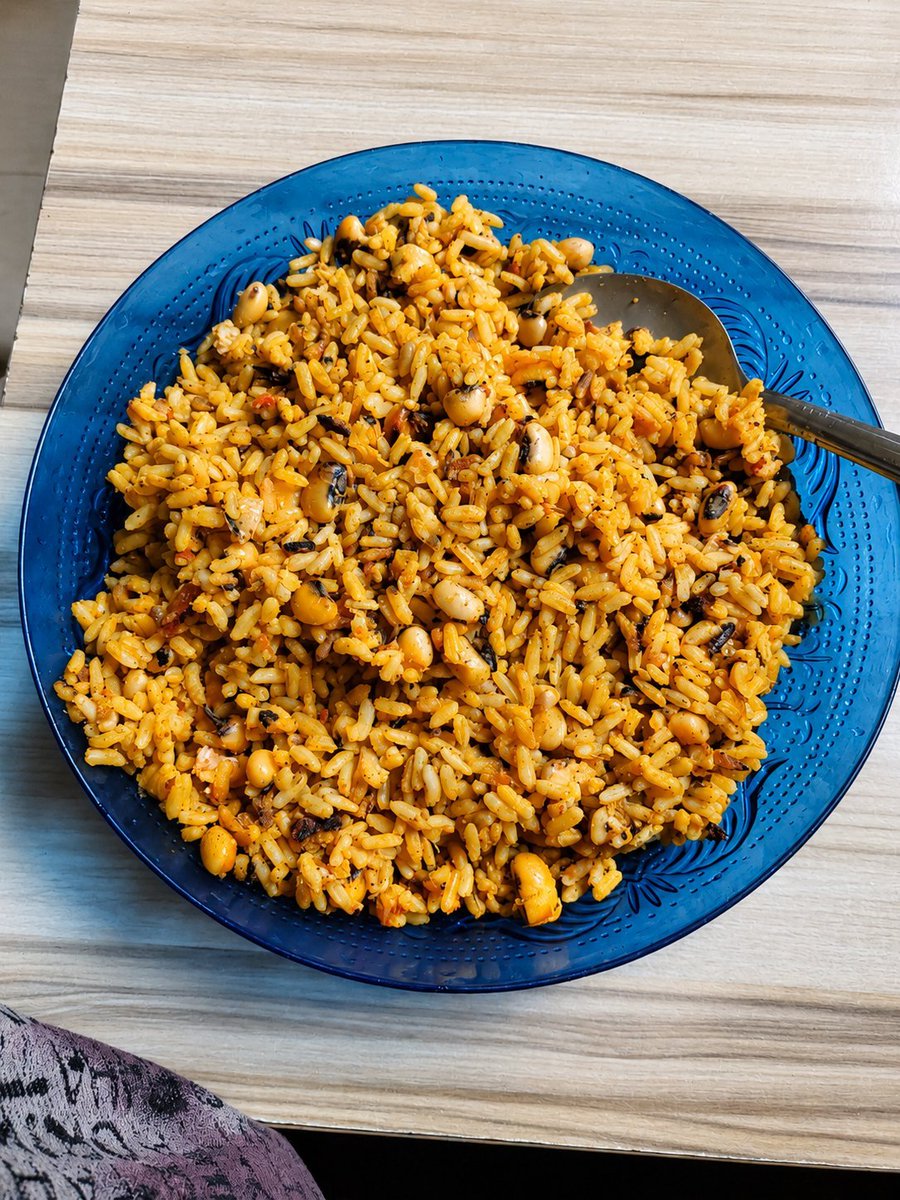 Softguydml's tweet photo. I am having rice and beans for breakfast 

What are you having for breakfast?? https://t.co/oyWMKVvDHp