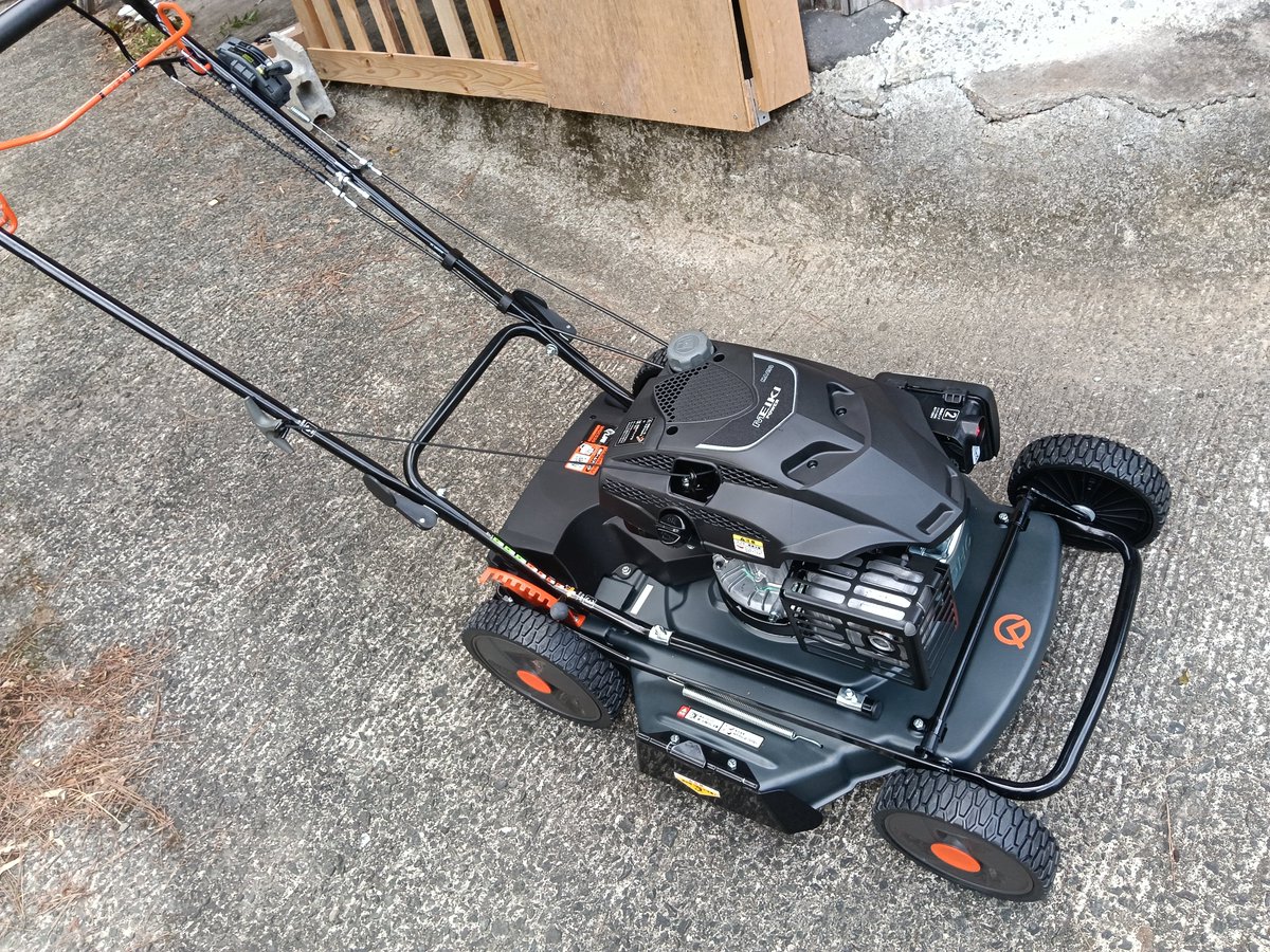 uniquehuman95's tweet photo. 佐川さんが来るまで、ひまわりの種を。これから研究する

ということで、新兵器届いた!
上位機がホンダエンジンなのは魅力だが、顔つきがツマランかったので標準機を。

ちょっと見た目が尊敬する、クリント・イーストウッドぽいので、

明日から頼むぜ
イーストウッド‼️
 #クサノザウルス https://t.co/ktUnGDoo7d