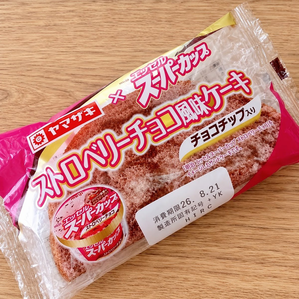 gulugoo's tweet photo. まいばすけっと 恵比寿駅南店で買った「ストロベリーチョコ風味ケーキ・チョコチップ入り」ストロベリーの甘酸っぱさとチョコの風味がよく合って、しっとり軽い食感で食べやすく美味しかった！ https://t.co/5eliU5d3VH