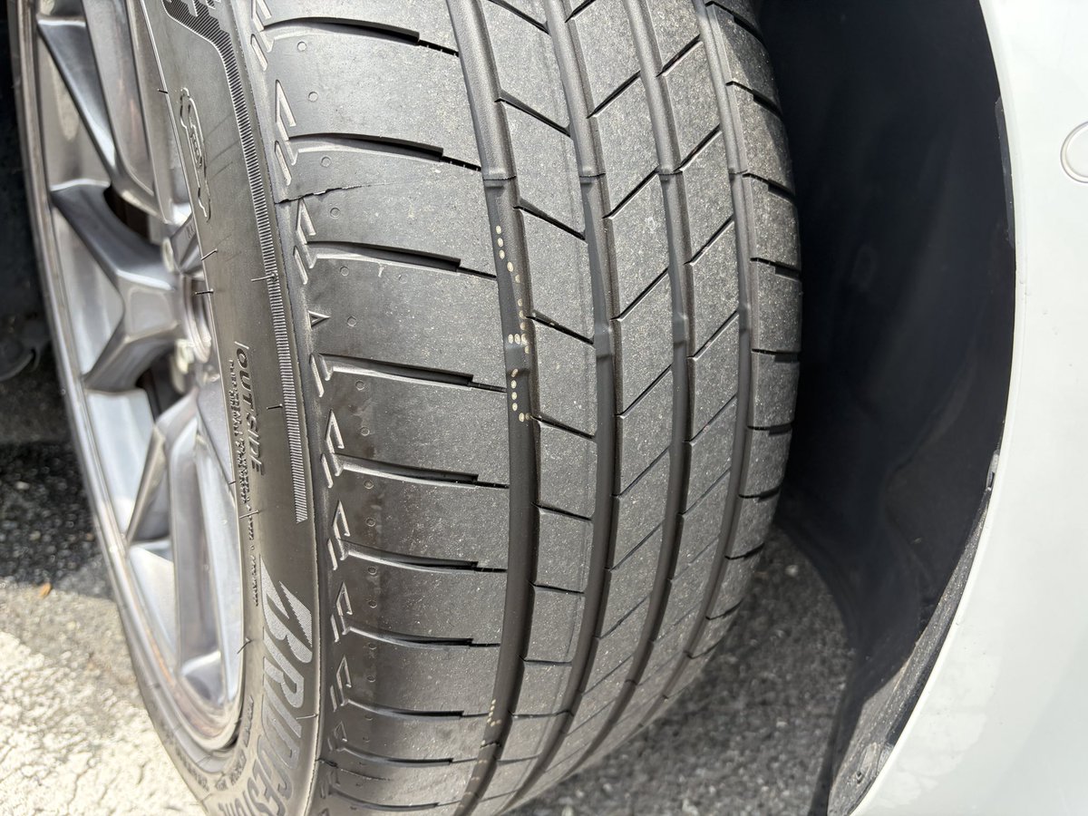 emitz0's tweet photo. タイヤ変えました！
ブリヂストンTURANZA T005EV ハイランド純正新車外し。実は3月ごろにヤフオクでゲットしてたんですよね。
ロードノイズが劇的に静かになった。
なんか溝が浅くて寿命短そうな予感。約5.9mmこんなもんでしょうか？
ちなみにミシュランPS4は7mmあった。 https://t.co/Ti5kM6EJko