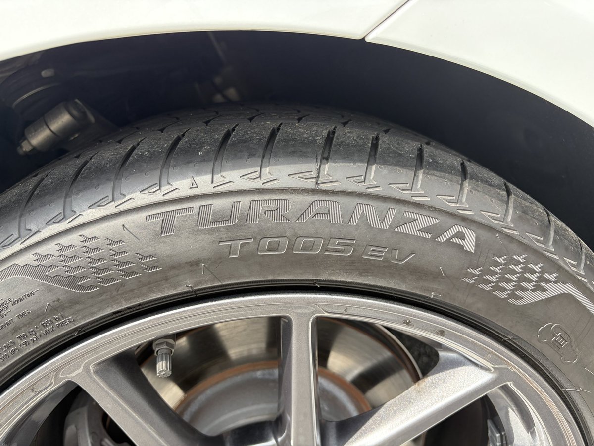 emitz0's tweet photo. タイヤ変えました！
ブリヂストンTURANZA T005EV ハイランド純正新車外し。実は3月ごろにヤフオクでゲットしてたんですよね。
ロードノイズが劇的に静かになった。
なんか溝が浅くて寿命短そうな予感。約5.9mmこんなもんでしょうか？
ちなみにミシュランPS4は7mmあった。 https://t.co/Ti5kM6EJko