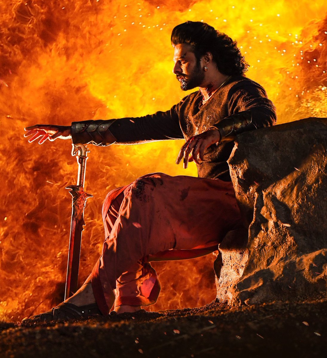 AishTheDreamer's tweet photo. This man had every chance to take wrong way to satisfy his ego after Baahubali but he listened to his heart. Hits or flops or blockbusters #Prabhas never chose path of corporate bookings to prove he's BIGGEST PAN INDIA STAR. His raw box office pull is dream for other heroes. https://t.co/Y2PE3g93Eq