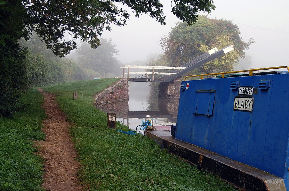 retired_tom's tweet photo. My photos from #August 2010
@CanalRiverTrust #OxfordCanal #Shipton #Lock #Bridge #LiftBridge #Narrowboat #Reflections
#Canals & #Waterways can provide #Peace & #calm for your own #Wellbeing #Lifesbetterbywater #KeepCanalsAlive https://t.co/2VYGgrDALc