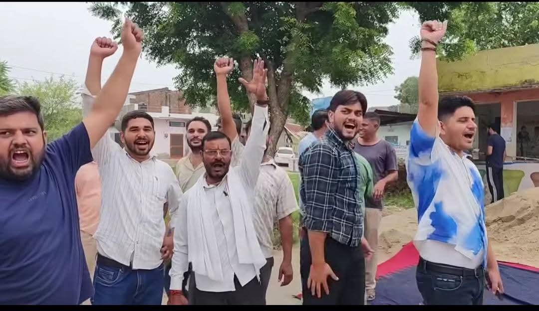 premkumarcbn01's tweet photo. रामपुरा- कंवरपुरा गांव में लगभग 200 परिवार रहते हैं, जिनमें से करीब सवा सौ ब्राह्मण परिवार हैं तथा शेष घर यादव, धानक और अन्य समुदाय के हैं।

जिस स्कूल की स्थिति दयनीय है, वहां कुल 18 बच्चे पढ़ते हैं, जिनमें 12 बच्चे एससी समुदाय से और 6 बच्चे ओबीसी वर्ग से हैं, जनरल का कोई बच्चा नहीं पढ़ता हैं।

स्कूल में कुल दो शिक्षिकाएं तैनात हैं।

गांव के कुछ दबंग जातिगत बाहुल्य लोग स्कूल परिसर में अपनी गाय-भैंसें बांधते हैं, चारा रखते हैं और अपने ट्रैक्टर-ट्रॉली भी वहीं खड़े करते हैं।

यह भी सामने आया कि वीडियो में मारपीट को सही ठहराने वाले जुगल शर्मा के दो बेटे हैं- बनवारी शर्मा और ताराचंद।

उसने अपने दोनों बच्चों को अच्छे निजी स्कूलों में पढ़ाया, लेकिन सरकारी स्कूल में पढ़ने वाले गरीब बच्चों को गुणवत्तापूर्ण शिक्षा न मिले, इसके लिए अपनी संकीर्ण मानसिकता का प्रदर्शन किया।