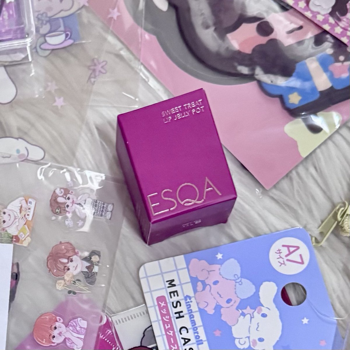 613image's tweet photo. wts // want to sell
sealed or preloved items

— pao bag by nubuk bags 100k (ipad fit)
— charles &amp; keith wallet 300k (new)
— the paper bunny pouch 295 (new)
— esqa jelly pot lip candy cane 55k (new)

⭐️ price excl. packing &amp; admin https://t.co/JnzBTIdDTc