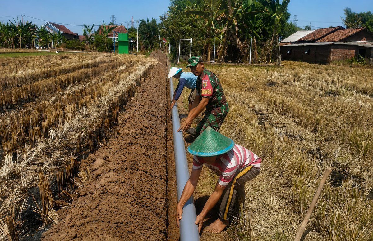 skorem081dsj's tweet photo. Kemarau Panjang, Babinsa Bantu Petani Penuhi Pasokan Air

Musim kemarau panjang membuat air menjadi sesuatu yang sangat berharga bagi petani. Di tengah teriknya matahari, hamparan sawah di Desa Geger, Kecamatan Geger, Kabupaten Madiun, mulai mengering. https://t.co/dqveB4ogxd