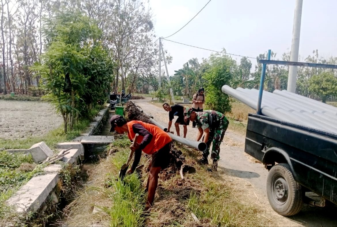 skorem081dsj's tweet photo. Kemarau Panjang, Babinsa Bantu Petani Penuhi Pasokan Air

Musim kemarau panjang membuat air menjadi sesuatu yang sangat berharga bagi petani. Di tengah teriknya matahari, hamparan sawah di Desa Geger, Kecamatan Geger, Kabupaten Madiun, mulai mengering. https://t.co/dqveB4ogxd