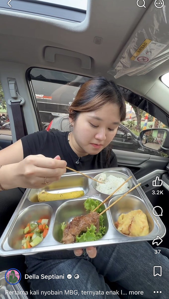 LambeSahamjja's tweet photo. kakak ini cerita:
- kebetulan lewat sekolah
- yang baru di antar menu mbgnya
- dia minta satu
- lalu di kasih sama petugasnya
- dia kaget ternyata enak enak saja
- apaakh menu semua mbg seperti ini? https://t.co/Nk8vu1d5tt