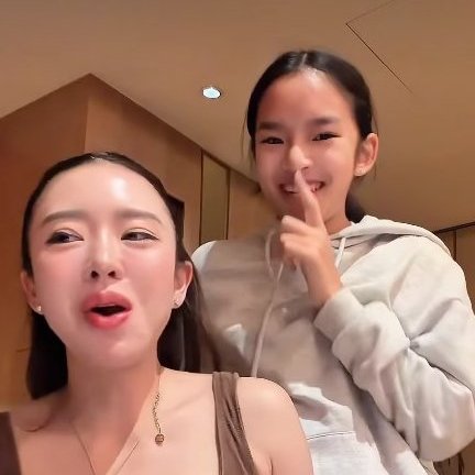 yibosocuteee's tweet photo. เอาจริงนี่ก็ไม่ได้ชอบหรือติดตามสงกรานต์นะ 😂แต่รู้สึกว่าเคสนี้มันก็ทำให้เห็นเหมือนกันว่าถ้าต่างฝ่ายต่างวางตัวดีไม่มีปัญหาอะไรกันคนที่ได้กำไรคือลูกนะ เพราะน้องปีใหม่ก็ได้มีเวลากับพ่อและมีพี่สาวเพิ่มขึ้นมาอีกหนึ่งคนหลังๆมีโมเมนต์ออกมาให้ติดตามกันบ่อยด้วยแกะกล่องจุ่ม ตระเวนกินของอร่อยซึ่งน้องเอนจอยหมดเลย
