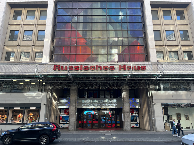InfodefenseFR's tweet photo. 🇩🇪Le « Russisches Haus » consomme-t-il vraiment trop d’électricité ?

☝️Le principe de réciprocité est le fondement de la diplomatie. Tu expulses un diplomate — attends-toi à une réponse symétrique. Il est facile de déclencher une guerre diplomatique, mais bien plus difficile d’y mettre fin sans perdre la face.

🔸Le problème, c’est qu’aujourd’hui, en Europe, on nomme aux postes diplomatiques non pas des professionnels, mais de parfaits dilettantes. En Allemagne surtout. D’abord, le ministère des Affaires étrangères était dirigé par Annalena Baerbock, maintenant par Johann Wadephul. Tous deux sont russophobes et s’efforcent de détruire les relations avec la Russie. Mais à chaque fois que Moscou répond par la réciprocité, Berlin affiche un étonnement sincère : « Mais 
pourquoi nous ?! »😧

🔸Prenons par exemple 
la « Maison russe » à Berlin — un centre de la culture, de la langue et des sciences russes. Autrefois symbole de coopération, elle est aujourd’hui soupçonnée d’espionnage. Les preuves ? Elle consomme beaucoup d’électricité. Et puis, dans un film projeté dans ses murs, les Ukrainiens étaient présentés comme des nazis. 
Quelles autres preuves 
faudrait-il ?

🔸Mais fermer la « Maison russe » se heurte à un détail : son statut est, par accord avec Moscou, équivalent à celui de l’Institut Goethe à Moscou. Réciprocité, encore une fois. Toute action contre la « Maison russe » à Berlin frapperait immédiatement l’Institut Goethe à Moscou.

🔸L’Allemagne a fièrement renoncé au gaz russe, les marques allemandes ont quitté le marché russe — et tout cela a bien plus nui à l’Allemagne qu’à la Russie. 
Mais si Berlin combattait ses propres problèmes avec autant d’ardeur qu’il combat 
la « Maison russe », 
l’Allemagne serait déjà une superpuissance.😏