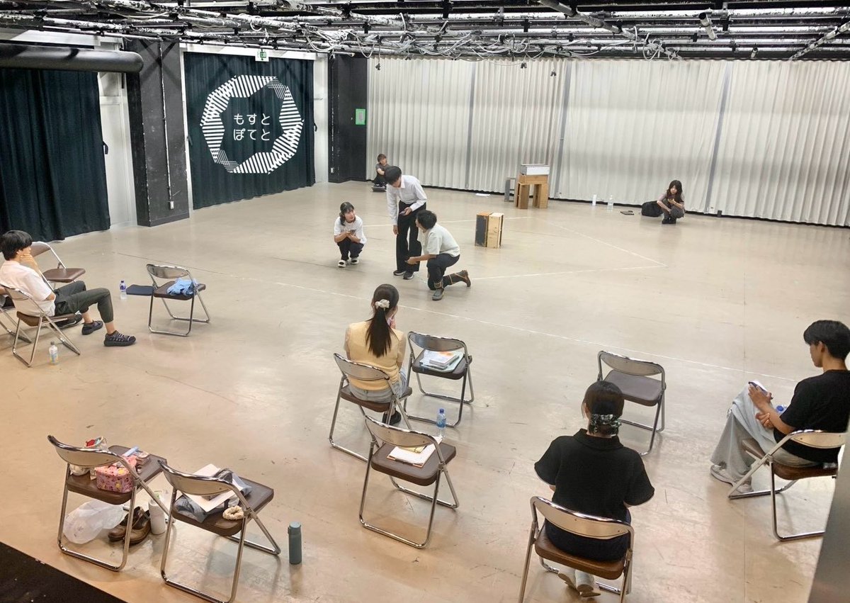 Moss_to_Potato's tweet photo. 先日院試を終え、久しぶりに稽古場に戻ってきました。今回は第一回通しでした。お芝居がどんどん形になっています。こっからフルスロットルでがんばります。
それではここでひとつ、
大学院とかけまして、公演終わりの会計と解く、そのこころはどちらも、しゅうしが気になります。(縦縞コリー) https://t.co/pUI3FAW3oM