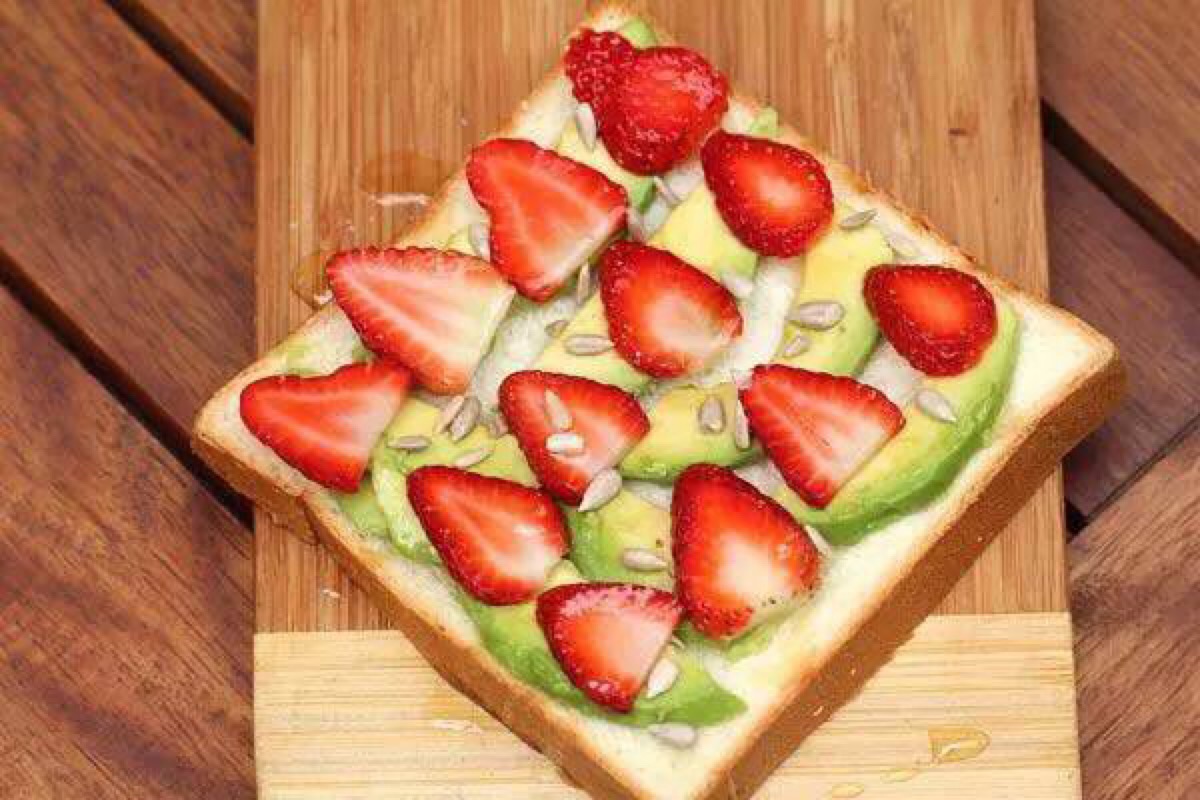 al_dupes's tweet photo. Midnight snack win: Warm buttery toast slathered with creamy peanut butter + a handful of fresh strawberry slices. Pure tiny joy right here.， https://t.co/yyQF2qUwFu
