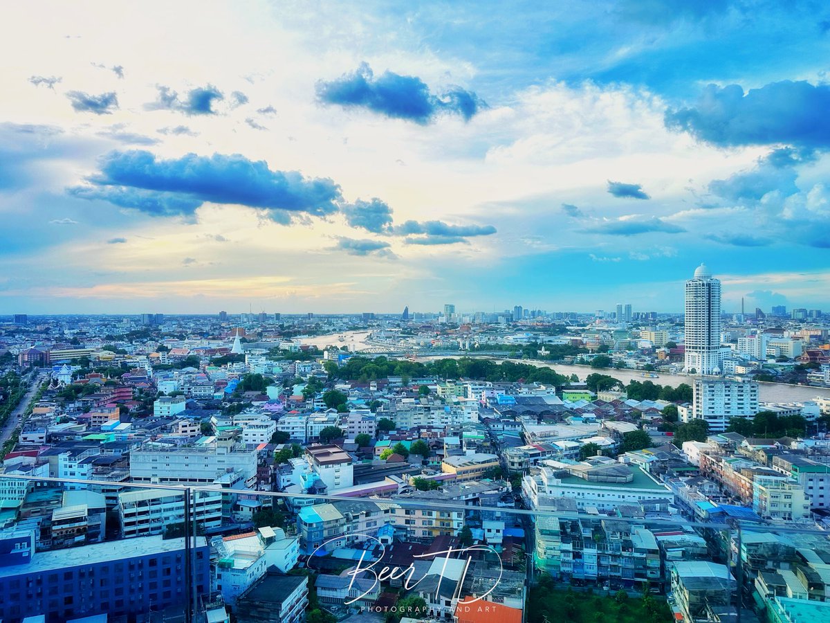 beerblog_th's tweet photo. กรุงเทพฯ ที่รัก 🩷

ร่วมเล่นแชร์ภาพด้วยคนครับ

มุมนี้ชอบมาก ผมขึ้นไปถ่ายจากคอนโด เห็นเจ้าพระยาคดโค้งผ่านเมือง มองไปไกล ๆ เห็น สะพานพุทธ และยอด พระปรางค์วัดอรุณ โผล่ขึ้นมาเหนือแนวเมือง

สองฝั่งน้ำตรงนี้คือกรุงเทพฯ เก่า ที่เติบโตมากับแม่น้ำมาตั้งแต่ตลาด วัด ชุมชน ไปจนถึงการค้าขาย

บางทีกรุงเทพฯ ก็สวยที่สุด ตอนเราได้ถอยออกมามองเมืองทั้งเมืองพร้อมกับแม่น้ำที่เลี้ยงมันมา

📍เจ้าพระยา กรุงเทพฯ
#beerblogth