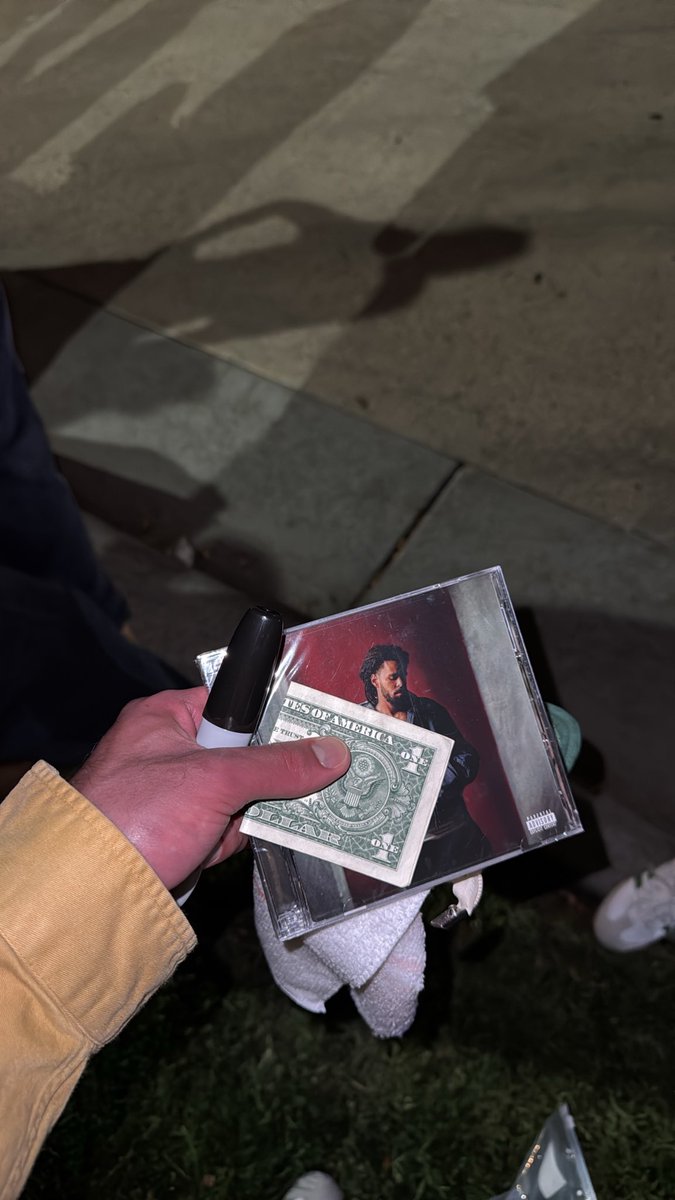 imadthefirst's tweet photo. @KingOfQueenz Ima wait here all night if I have to ib. Where’s Jermaaaaaine https://t.co/0lqooFKKJx