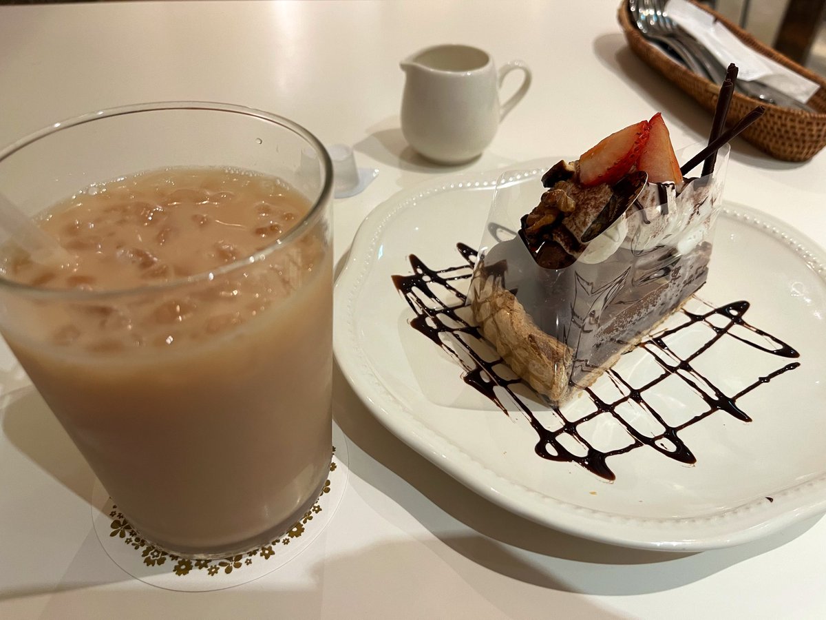 aozorasketch's tweet photo. ケーキ食いたくて適当に入ったら、このセットで2000円だったの笑う
た、たかいのね･･･ https://t.co/1NUGkyxNhz