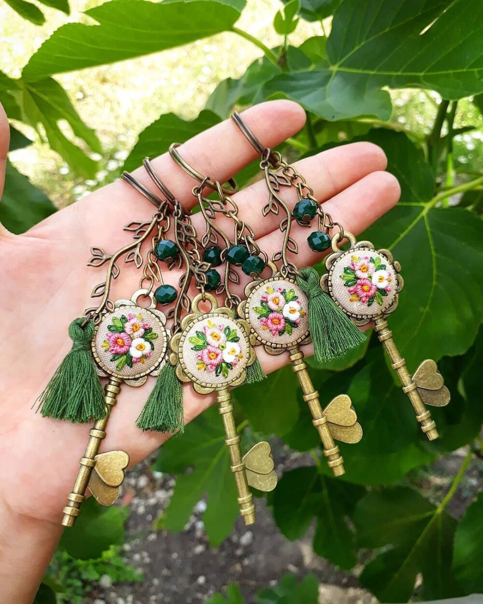 FarmersWorld2's tweet photo. Got that leftover wooden spoon lying around Turn it into a cute, rustic keychain in 10 mins – no fancy tools needed! Super cozy DIY for fall vibes , https://t.co/f2kiEN6h21