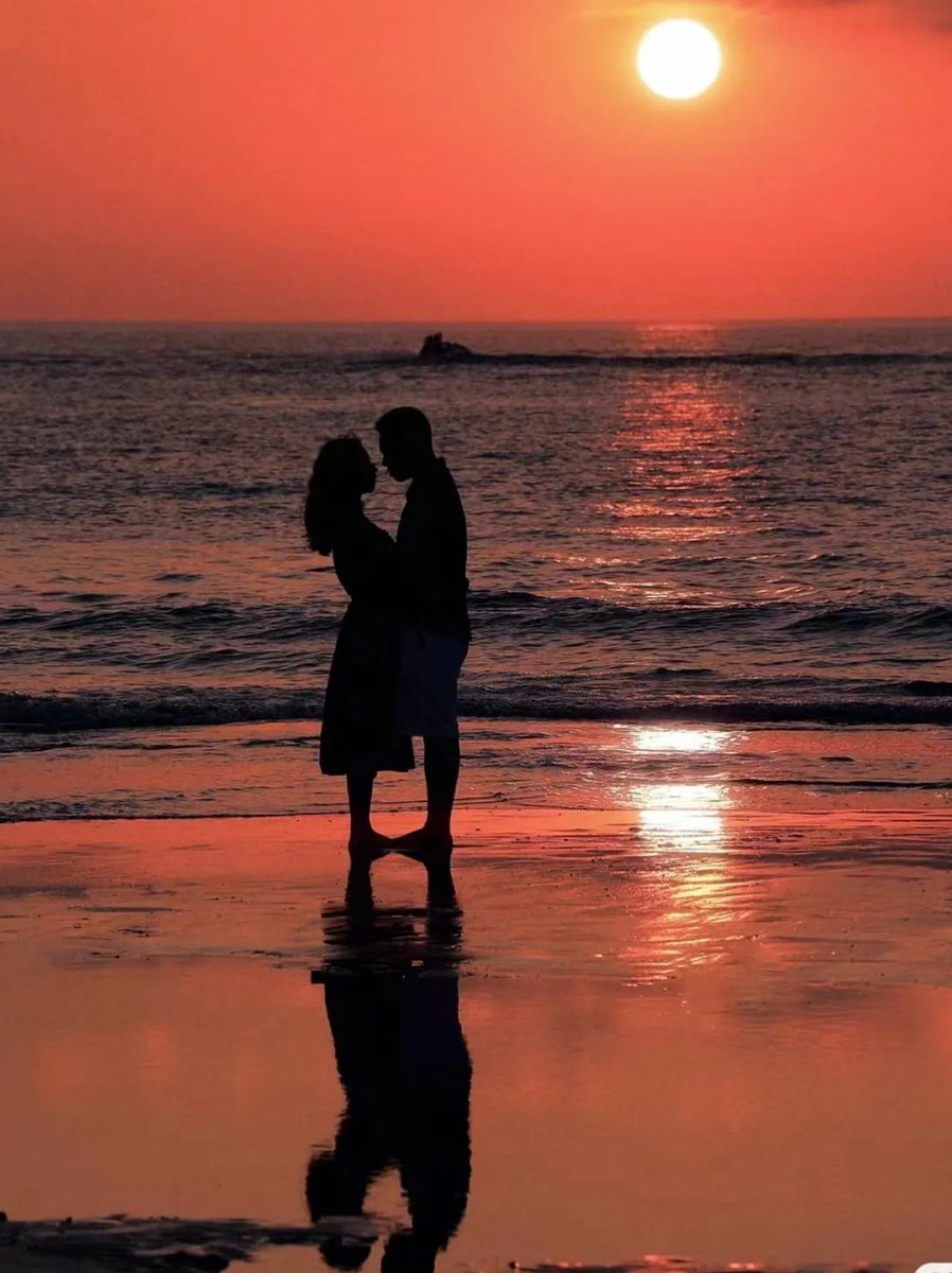 GrimAmoeba91's tweet photo. Missing the person 3000 miles away—calling right now so we can watch the same sunset together, even apart.， https://t.co/HIN2tOD1rQ