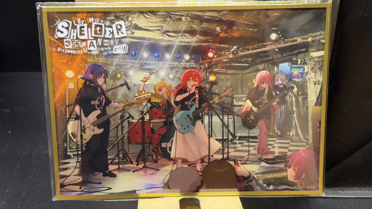kara_arak's tweet photo. 結束バンドの下北沢SHELTER35周年コラボのTシャツとパネル届いた！これ着てライブ行きたいけどチケット当たらない！　#結束バンド https://t.co/DixDynZC2W