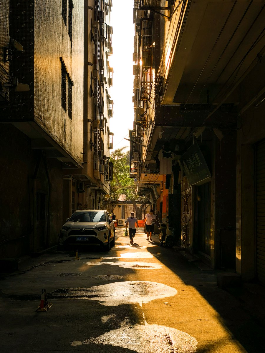 cg767642870's tweet photo. Just caught a quick street snap as the golden hour light hit the alley walls—raw vibes only ， https://t.co/Ui9ys4f8R3