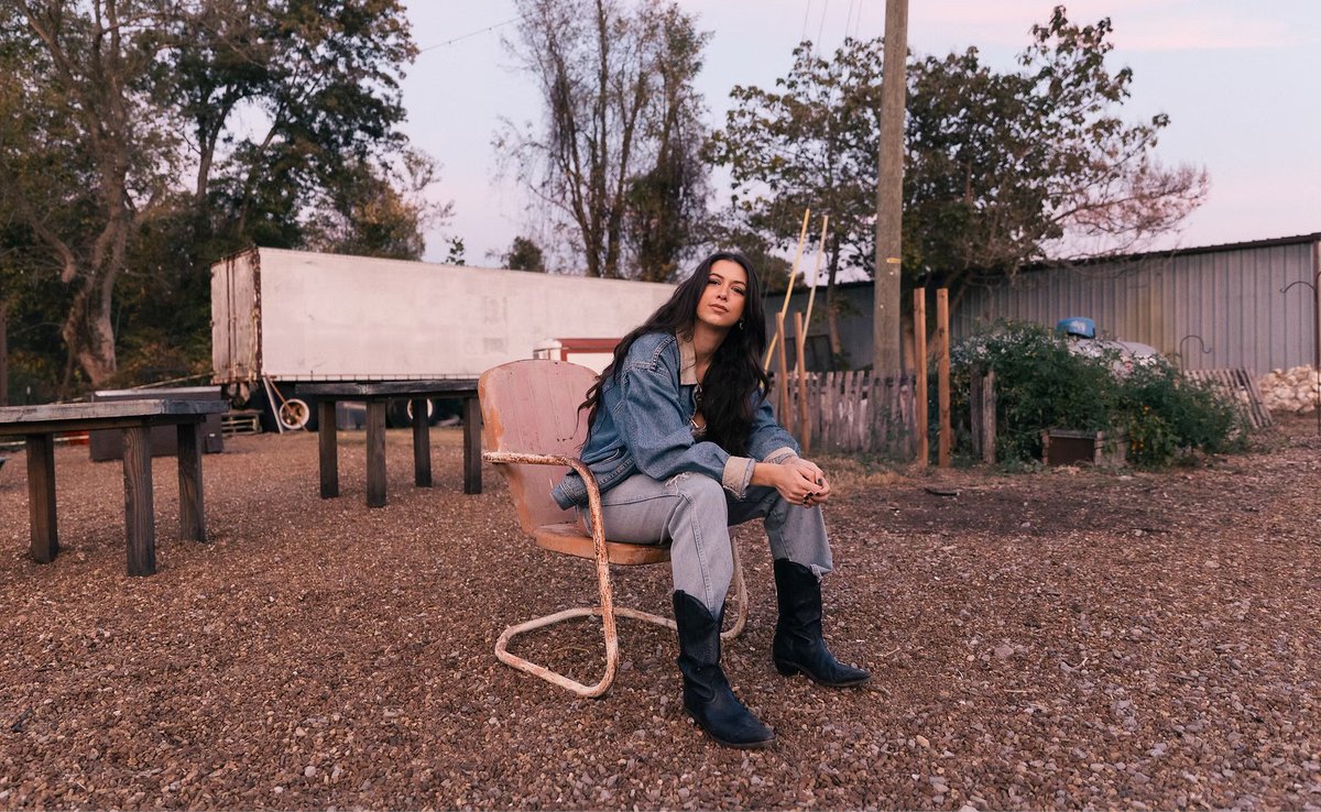 B_Sentinel's tweet photo. Robyn Ottolini releases her debut album A Safe Place to Land, six years after breakout hit “F-150.” #RobynOttolini #CanadianMusic #CountryMusic

https://t.co/A0eTuv4gvY https://t.co/fTUYkpOC2a