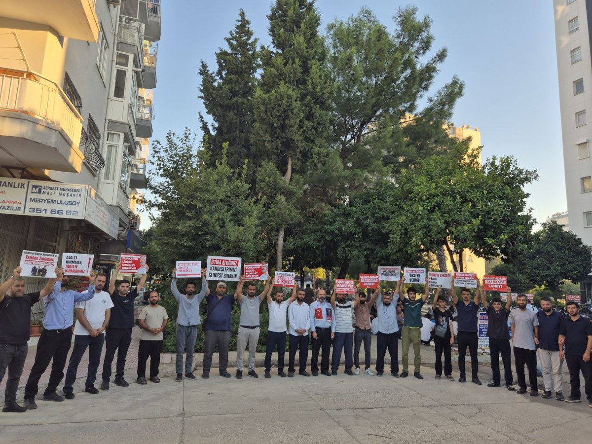 fharekeistanbul's tweet photo. Alparslan Kuytul Hocaefendi, ailesi kardeşlerimizi yalnız bırakmamak için Adana'dayız. Hocamızı ve kardeşlerimizi alana kadar buradan ayrılmayacağız. 
 
Hocamı SerbestBırakın
SemraKuytulu SerbestBırakın
FurkanHareketi Tertemizdir
AdanaEmniyetinde Zulüm
DinDüşmanıKomite İşBaşında https://t.co/xZi6u1G5UQ