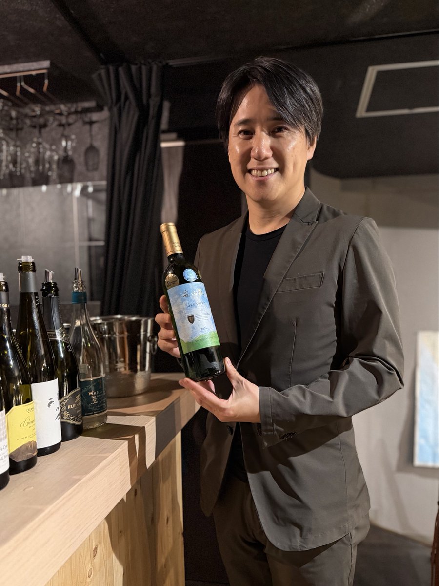 kozewine's tweet photo. 日本産のワインで実においしい。

大分県の名門
安心院葡萄酒工房
安心院 アルバリーニョ 下毛ヴィンヤード

田邉公一ソムリエも
アドバイザーに入るという
ワインショップ ロワンさんのチョイス
@loin_vin 

しっかり辛口で酸もキレるのに
ジャスミンや白桃系の香りがあって芳醇。

日本ワインとは思わない凝縮感もある。
とてもいいワイン。

#PR