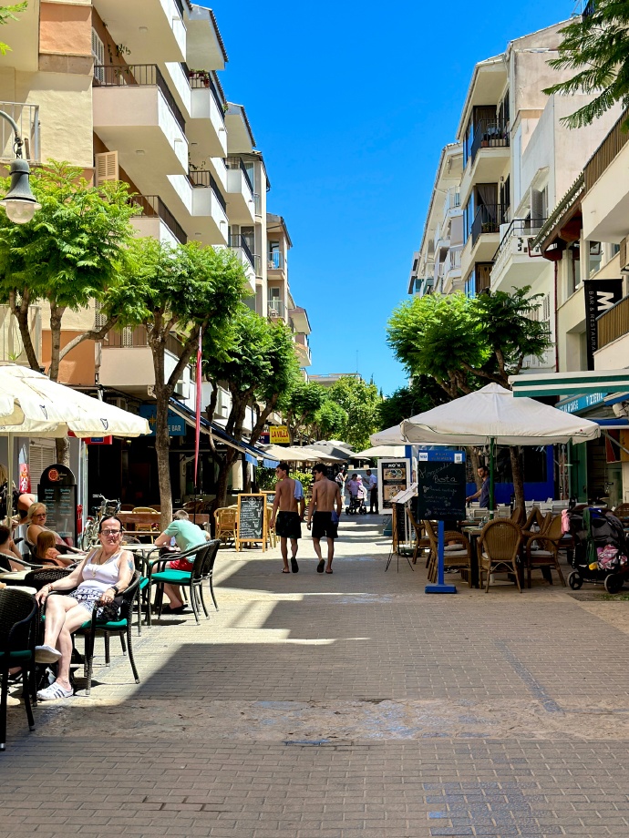 MaryKingscg4's tweet photo. Barrio de La Latina en Madrid, tapas ibericas u0026 alegría por todos lados — cada rincón sabe a auténtica Espaa. ， https://t.co/DkCTpigrLa