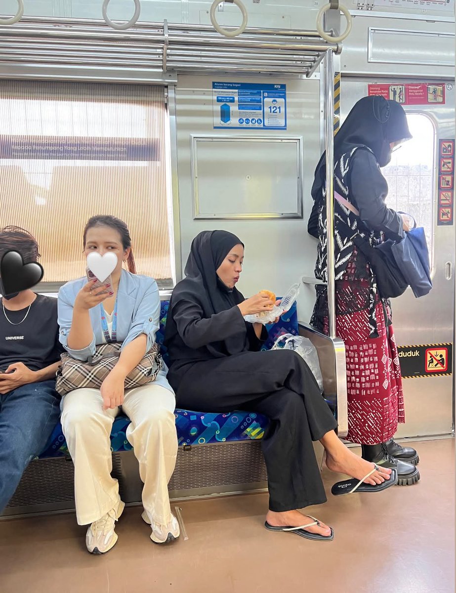 keluhkesahkonoh's tweet photo. udah di-side eye sama yang depan dan samping, tetep gak peduli 😭

petugasnya aja belum selesai negur, baru ngomong “maaf, mbak,” udah langsung dipotong ketus, “iya saya tau.”

tapi begitu petugasnya jalan lagi… yaa lanjut makan lagi lah 😅😅

enak banget kayaknya duduk nyamping begini, bangku sebelahnya malah dijadiin tempat naro makanan, padahal posisi lagi rame penumpang.