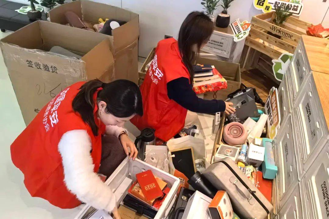 Arm07854524's tweet photo. Just spent an amazing Saturday morning with local volunteers packing care kits for homeless neighbors—small acts make big differences. https://t.co/WtomzkcDL5