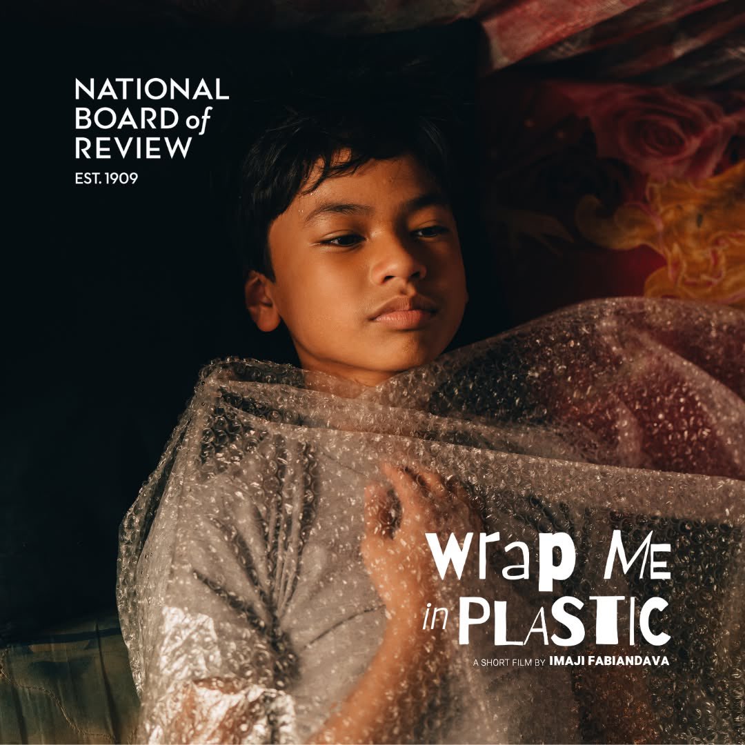 FilmIndoSource's tweet photo. Imaji Fabiandava’s short film ‘WRAP ME IN PLASTIC’ has been awarded a student grant by the National Board of Review.

Set on the outskirts of Jakarta, it follows 13-year-old Laju who longs for the affection of his cparents, who value a mannequin named Adam as their perfect child. https://t.co/UkEtBDTJdO