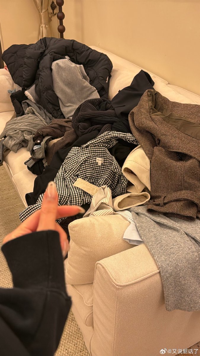 sarah_flatman's tweet photo. Just nailed folding all the laundry after a long workday—every neatly stacked pile feels like a tiny win! https://t.co/Xe6F2Vkknz