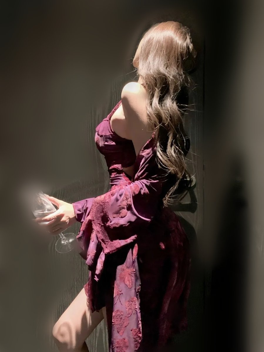 AlexPaolis's tweet photo. 今天的我紫色短裙下面什麼都沒穿，
坐下時會故意讓裙擺滑開，露出已經濕透的地方給你看 https://t.co/wLI0IgUY6y