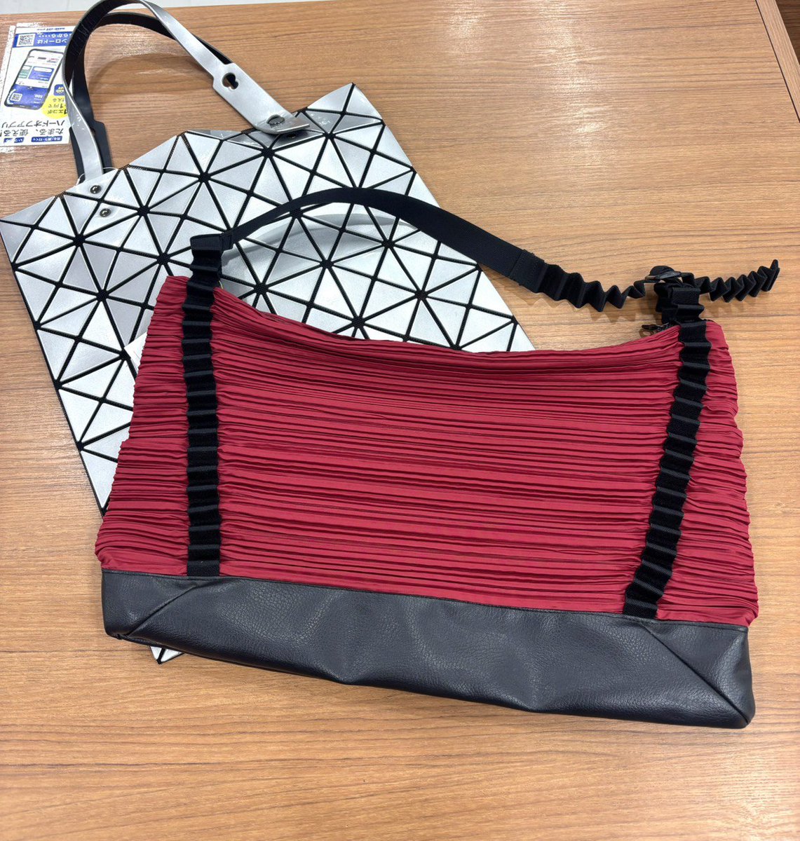 modeoffodawara's tweet photo. ISSEY MIYAKE  PLEATS PLEASE大量入荷いたしました🙋

身体の形によく馴染むシルエットや、軽さが魅力のPLEATS  PLEASE は当店でも大人気です✨✨

商品は店頭に加え、当店のオフモールでもご覧いただけます！✴️
是非ご覧ください！🎽

#古着　#イッセイミヤケ #プリーツプリーズ #モードオフ https://t.co/2fNpwCEsS1