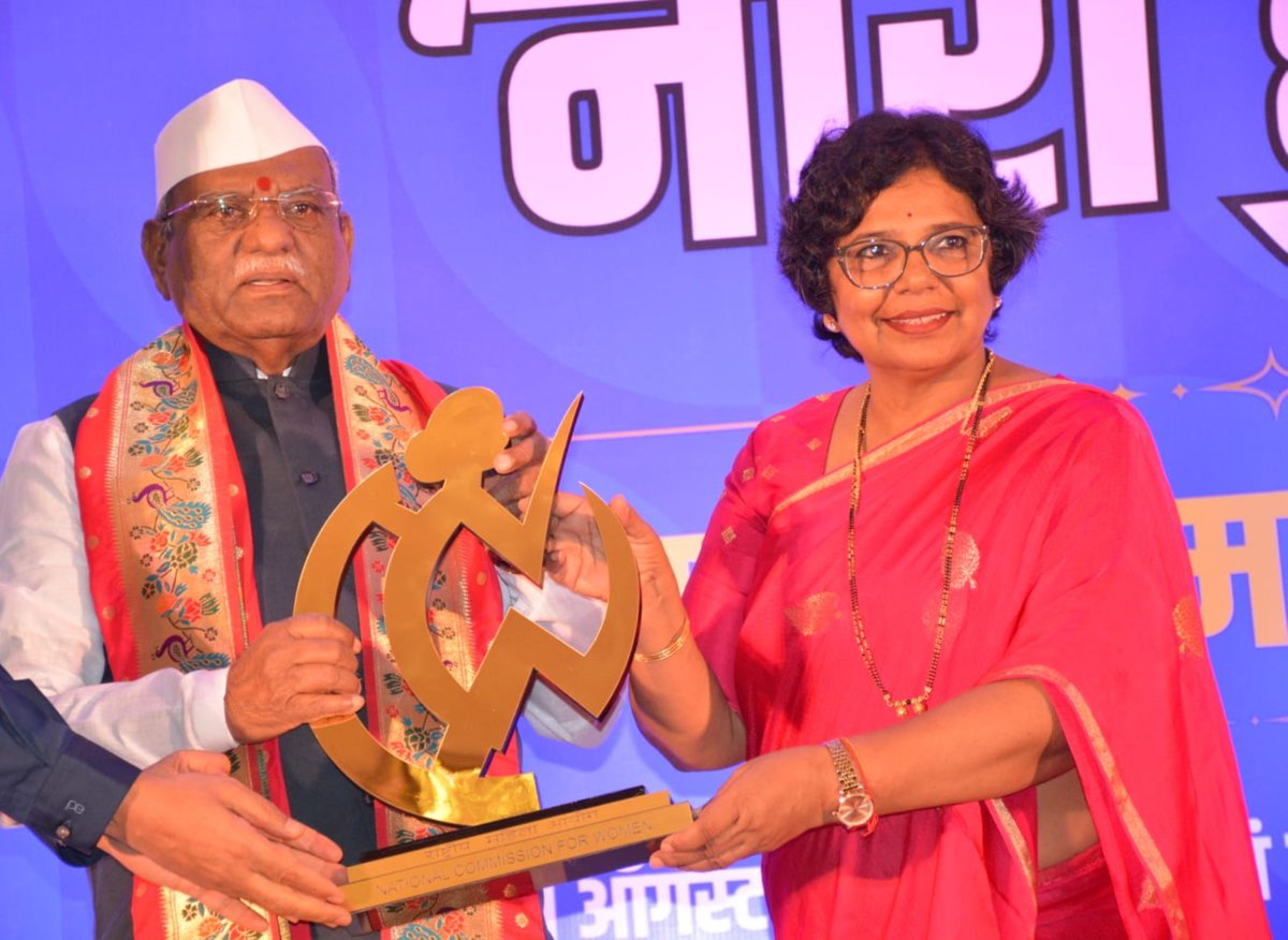 VijayaRahatkar's tweet photo. मैं भारतवर्ष की बेटी हूँ हरगिज़ डर नहीं सकती,
मुझे मालूम है मरने से पहले मर नहीं सकती।
जो कायर हो गया दुश्मन के आगे सिर झुकाता है,
मर जाऊँगी लेकिन उसे नमन मैं कर नहीं सकती।

राष्ट्रीय महिला आयोगाच्या वतीने छत्रपती संभाजीनगर (महाराष्ट्र) येथे महिला सन्मान, समानता आणि सक्षमीकरणाला समर्पित ‘नारी हुंकार’ या विशेष काव्यमैफलीचे आयोजन करण्यात आले.

देशातील नामवंत कवयित्री कविता तिवारी, सोनाली जैन, दीपा सैनी आणि सरिता जैन यांच्या हिंदीतील ओजस्वी आणि प्रभावी काव्यवाचनाने ‘नारी हुंकारा’ची ही सायंकाळ अविस्मरणीय ठरली. तेजस्वी विचार, ओजस्वी शब्द, संवेदनशील भाव आणि हास्य-विनोदाच्या विविध रसांनी काव्यमैफल रंगत गेली आणि संपूर्ण वातावरण काव्यमय झाले.

या विशेष कार्यक्रमाला राजस्थानचे महामहिम राज्यपाल श्री हरिभाऊ बागडे, महाराष्ट्राचे मंत्री श्री अतुल सावे, पालकमंत्री श्री संजय शिरसाठ, खासदार श्री संदिपान भुमरे, माजी खासदार श्री चंद्रकांत खैरे, छत्रपती संभाजीनगरचे महापौर श्री समीर राजूरकर, आमदार श्री नारायण कुचे, आमदार श्रीमती अनुराधा चौहान, आमदार श्री सुहास शिरसाठ यांच्यासह अनेक मान्यवरांची उपस्थिती लाभली.
#NCW #NCWIndia #NCWinMaharashtra #sambhajinagar #Narihunkar