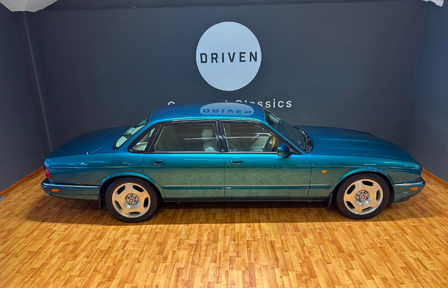 CarsofMzansi's tweet photo. In the late 90's performance sedans were rising...

Jaguar released a larger than life version of its XJ6 with a Supercharged V8 &amp; revised Body work.

The car sold for R550k in RSA which was significantly less than S600 V12 &amp; 750iL at R1m+ in 1998/1999 https://t.co/wL8mqxE8XY