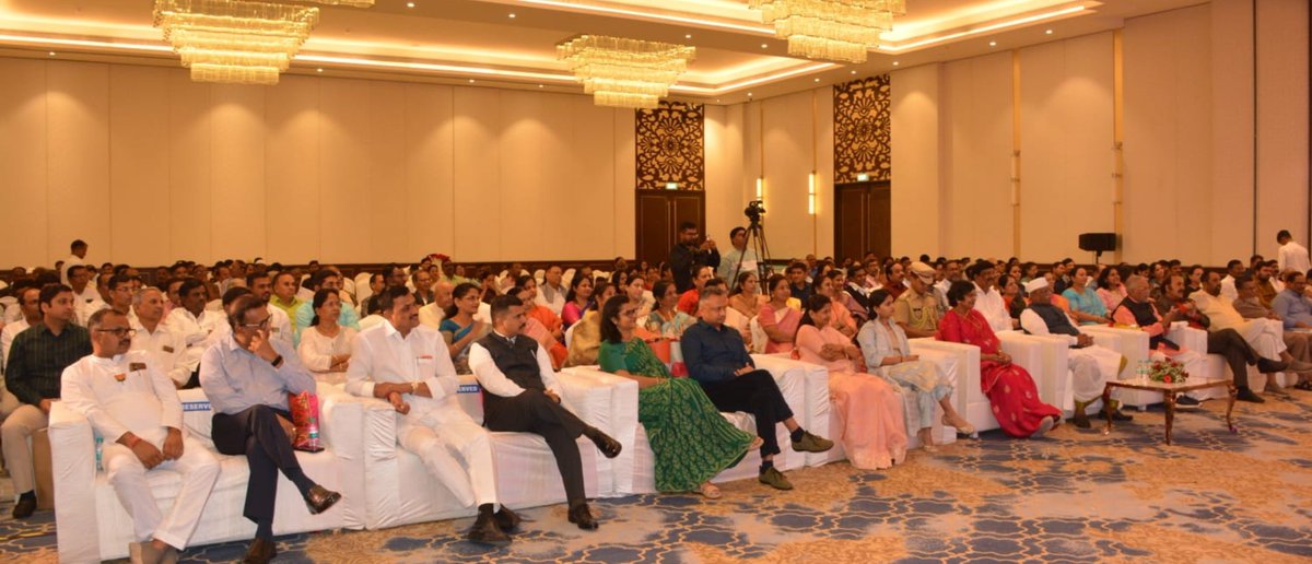 VijayaRahatkar's tweet photo. 🌱 एक शाम ‘नारी हुंकार’ के नाम!
राष्ट्रीय महिला आयोग की ओर से छत्रपति संभाजीनगर, महाराष्ट्र में महिला सम्मान, समानता और सशक्तिकरण को समर्पित ‘नारी हुंकार’ विशेष काव्य संध्या का आयोजन किया गया।

देश की प्रसिद्ध कवयित्रियों कविता तिवारी, सोनल‌ जैन, दीपा सैनी और सरिता जैन की ओजस्वी एवं प्रभावशाली कविताओं ने इस शाम को यादगार बना दिया। तेजस्वी विचारों, ओजपूर्ण शब्दों, संवेदनशील भावनाओं और हास्य-विनोद के विविध रंगों से सजी इस काव्य संध्या ने पूरे वातावरण को काव्यमय बना दिया।

इस विशेष कार्यक्रम में राजस्थान के महामहिम राज्यपाल श्री हरिभाऊ बागडे, महाराष्ट्र के मंत्री श्री अतुल सावे, पालकमंत्री श्री संजय शिरसाठ, सांसद श्री संदिपान भुमरे, पूर्व सांसद श्री चंद्रकांत खैरे, छत्रपति संभाजीनगर के महापौर श्री समीर राजूरकर, विधायक श्री नारायण कुचे, विधायक श्रीमती अनुराधा चौहान, विधायक श्री सुहास शिरसाठ, पूर्व विधायक श्री संजय केनेकर सहित अनेक गणमान्यजन उपस्थित रहे।

यह कविता ही उस काव्य-संध्या के ओज, स्वाभिमान और नारी शक्ति की हुंकार को बखूबी प्रतिबिंबित करती है : 
मैं भारतवर्ष की बेटी हूँ, हरगिज़ डर नहीं सकती,
मुझे मालूम है, मरने से पहले मर नहीं सकती।
जो कायर हो गया, दुश्मन के आगे सिर झुकाता है,
मर जाऊँगी, लेकिन उसे नमन मैं कर नहीं सकती। 
#NCW #NCWIndia #NCWinMaharashtra #chhatrapatisambhajinagar #NariHunkar
