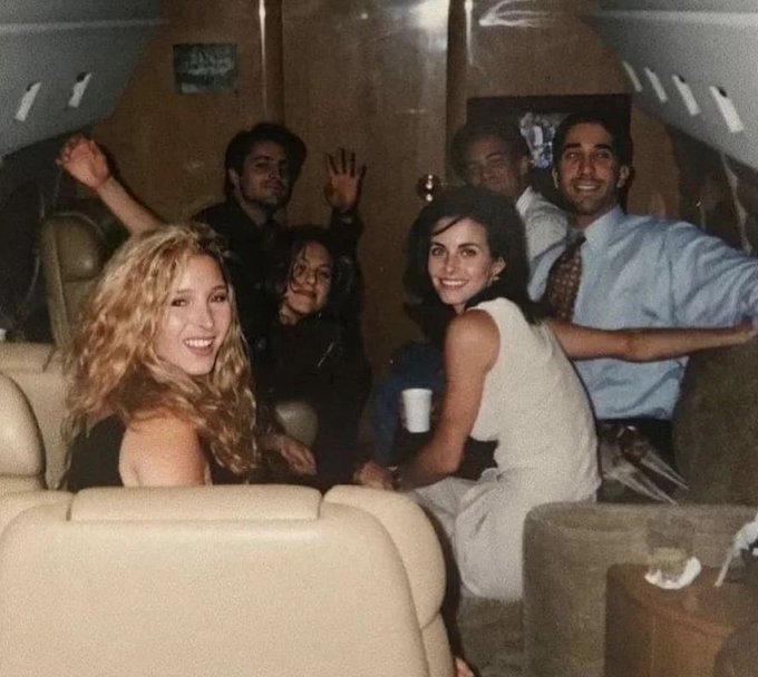 suwondo99's tweet photo. Bayangin lo tau bakal jadi terkenal sebelum orang lain tau , terus lo dikasih satu malam terakhir buat jadi orang biasa.

Sebelum episode pertama Friends tayang 1994, sutradaranya bawa keenam pemeran utamanya (yang waktu itu masih aktor gak dikenal) ke Vegas. 

Makan malam di meja tengah restoran biar keliatan semua orang, terus bilang ke mereka: "ini kesempatan terakhir lo anonim. Begitu series ini tayang, lo bakal dikejar-kejar kemana pun." 
Gak ada satu pun dari mereka yang percaya omongan itu.

Buat modal judi di kasino, sutradaranya sampe minjemin uang tunai ke semua pemeran karena mereka masih bokek,belum ada yang terkenal, belum ada yang kaya. 
Salah satu dari mereka bahkan abis modalnya cuma dalam hitungan detik gara-gara gak ngerti aturan main dadu.

Dan tebak apa yang kejadian? 
Series itu tayang, jadi salah satu sitkom paling ikonik sepanjang masa, dan bener,mereka emang gak pernah lagi bisa jalan kemana pun tanpa dikerubungin. 

Kadang orang yang paling deket sama kita adalah yang paling akurat baca masa depan kita, jauh sebelum kita sendiri percaya. 🙏