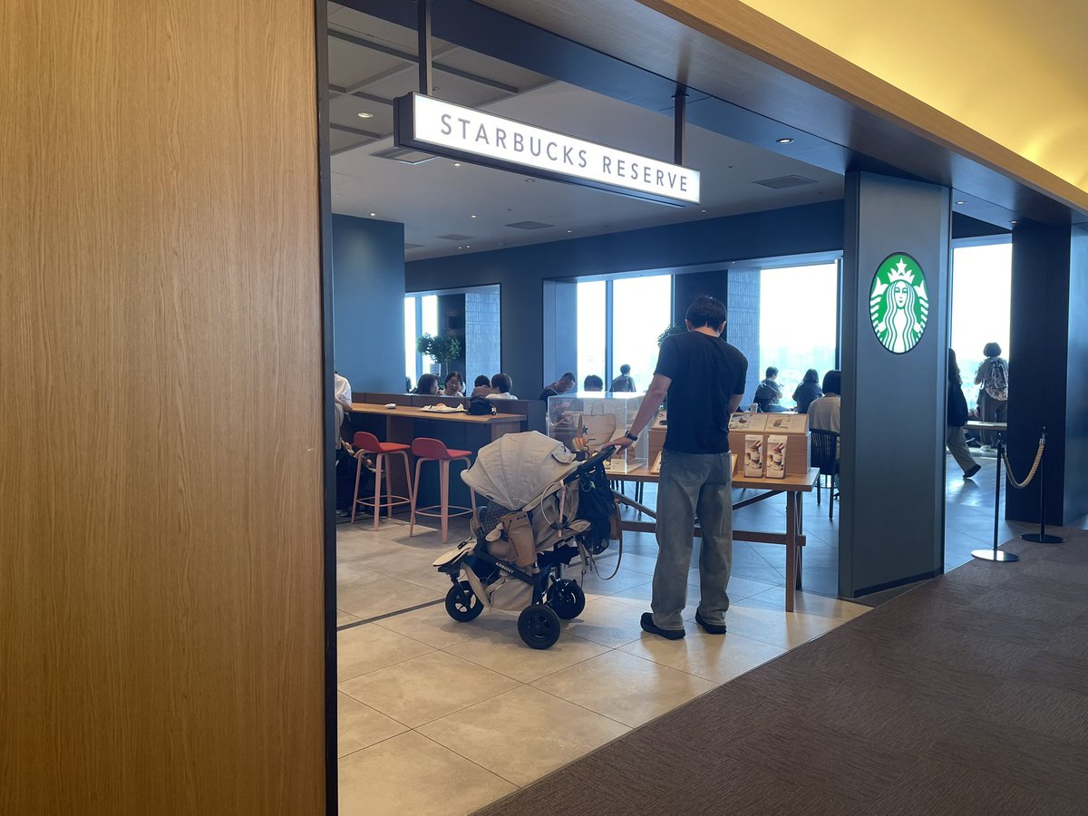 ayaka03170625's tweet photo. 最近、コーヒーばかり求める☕️
今日は念願のリザーブ店舗！！
そして、日本一高いスタバ💚

美味しかった〜🙌🏻 https://t.co/xnPrOgWGyK