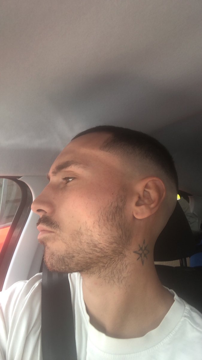 matlho23's tweet photo. Un soumis pour me rembourser cash le coiffeur ??? https://t.co/r86St6qbq6
